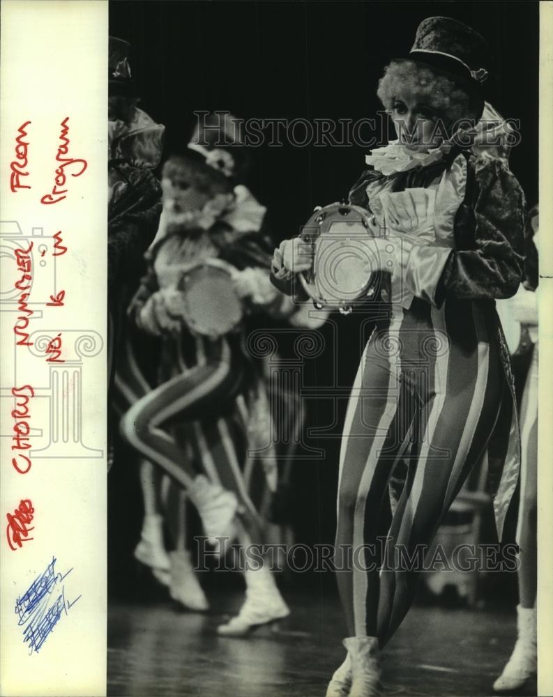 1982 Press Photo &quot;Sugar Babies&quot; with brightly dressed chorus members performing. - Historic Images