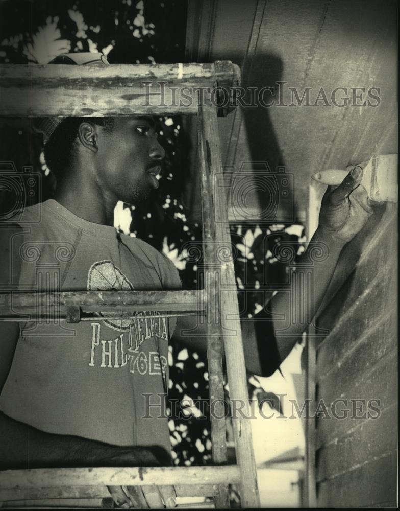 1987 Press Photo Frederick Freeman earning money painting a neighbor&#39;s garage. - Historic Images