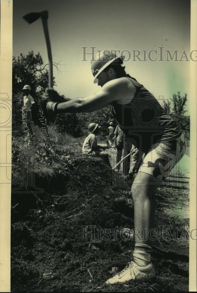 1986 Press Photo Workers and Chris Hultz using a pick-ax to widen road to ramp. - Historic Images