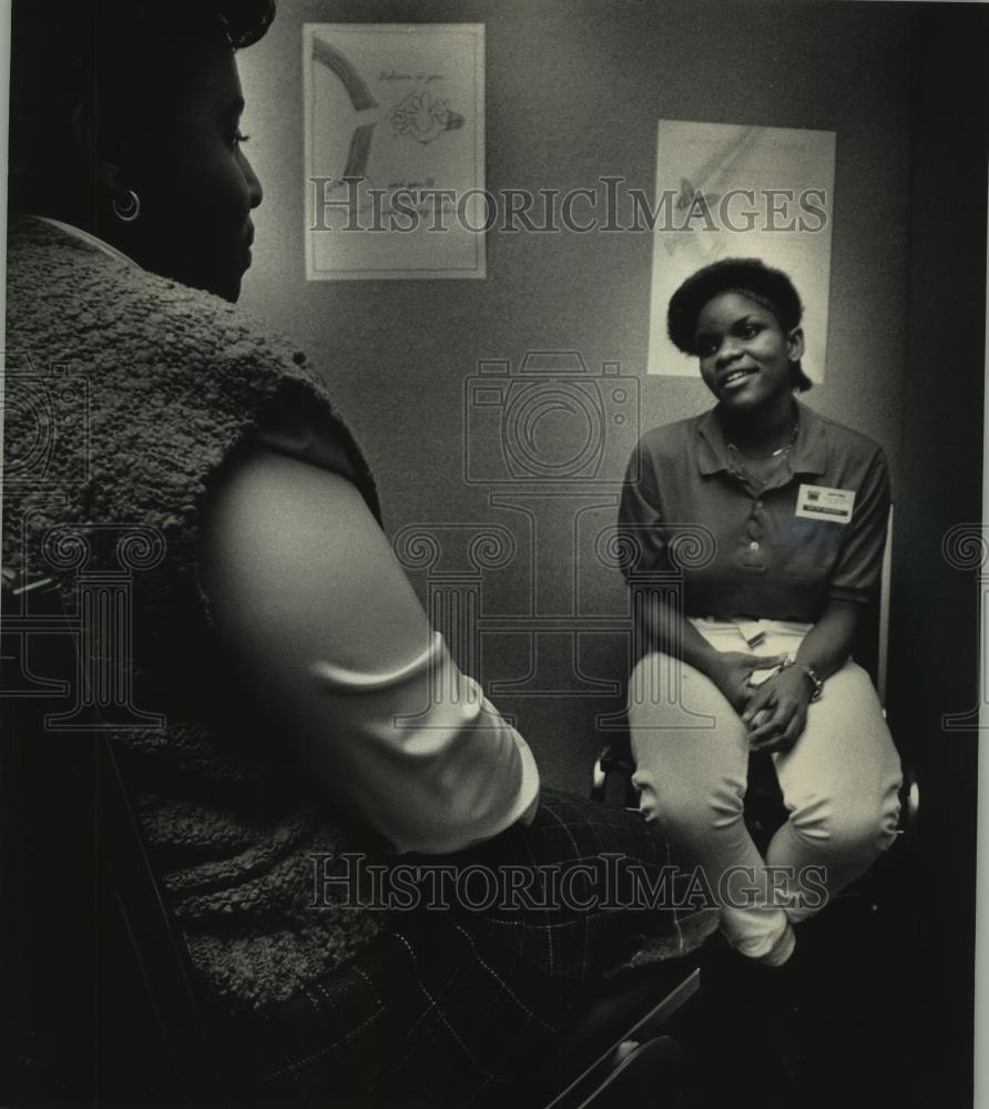 1987 Press Photo Maxine Winston social worker counsels teenager Edith Brunson. - Historic Images
