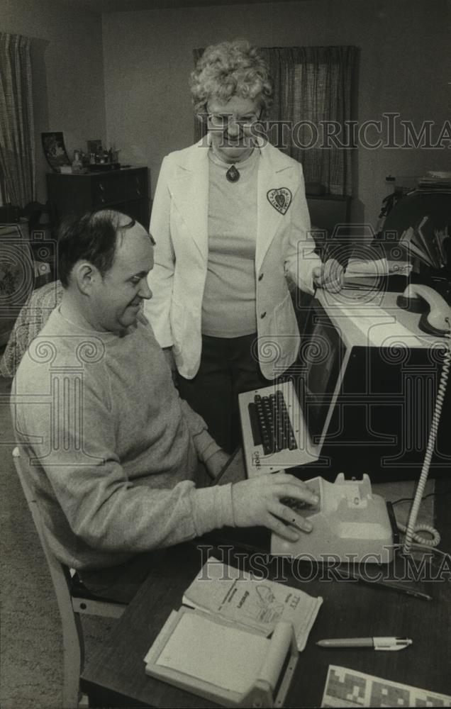 1980 Press Photo Clark Christensen shows Vivian Carter how to use teletypewriter - Historic Images
