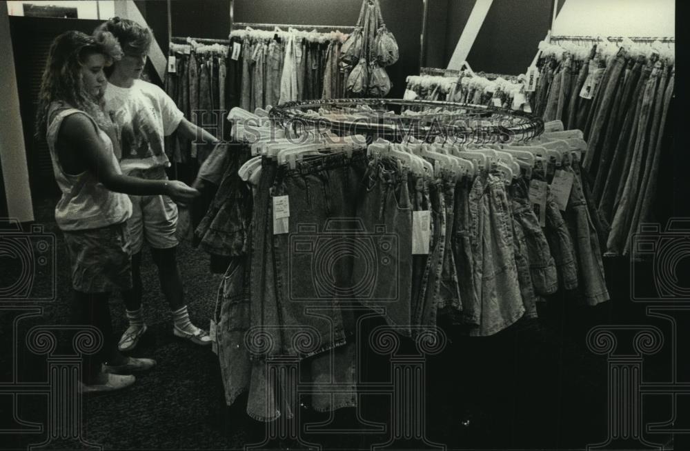 1989 Press Photo Sherry and Amy examine miniskirts at the Deb Shop at Northridge - Historic Images
