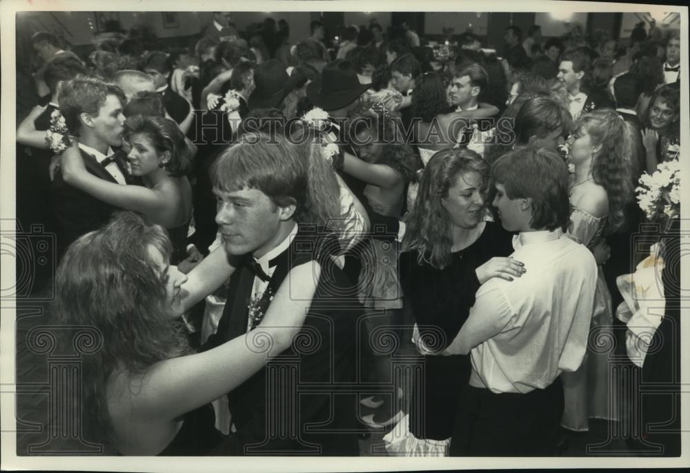 1990 Press Photo Arrowhead High students at Olympia Resort for prom night - Historic Images