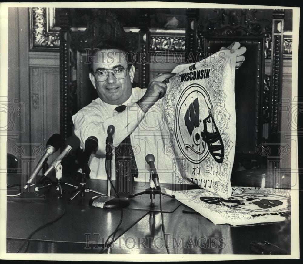 1993 Press Photo Governor Tommy Thompson unveils bandannas for WI football fans - Historic Images