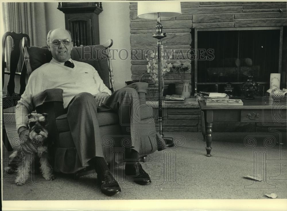 1983 Press Photo Raymond M. Stobba Sitting Next to His Dog - mjc06884 - Historic Images