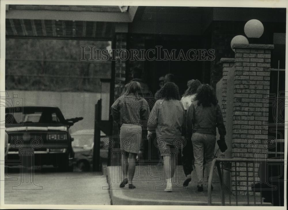 1989 Press Photo Young People Head Into McDonalds Restaurant in Oconomowoc - Historic Images