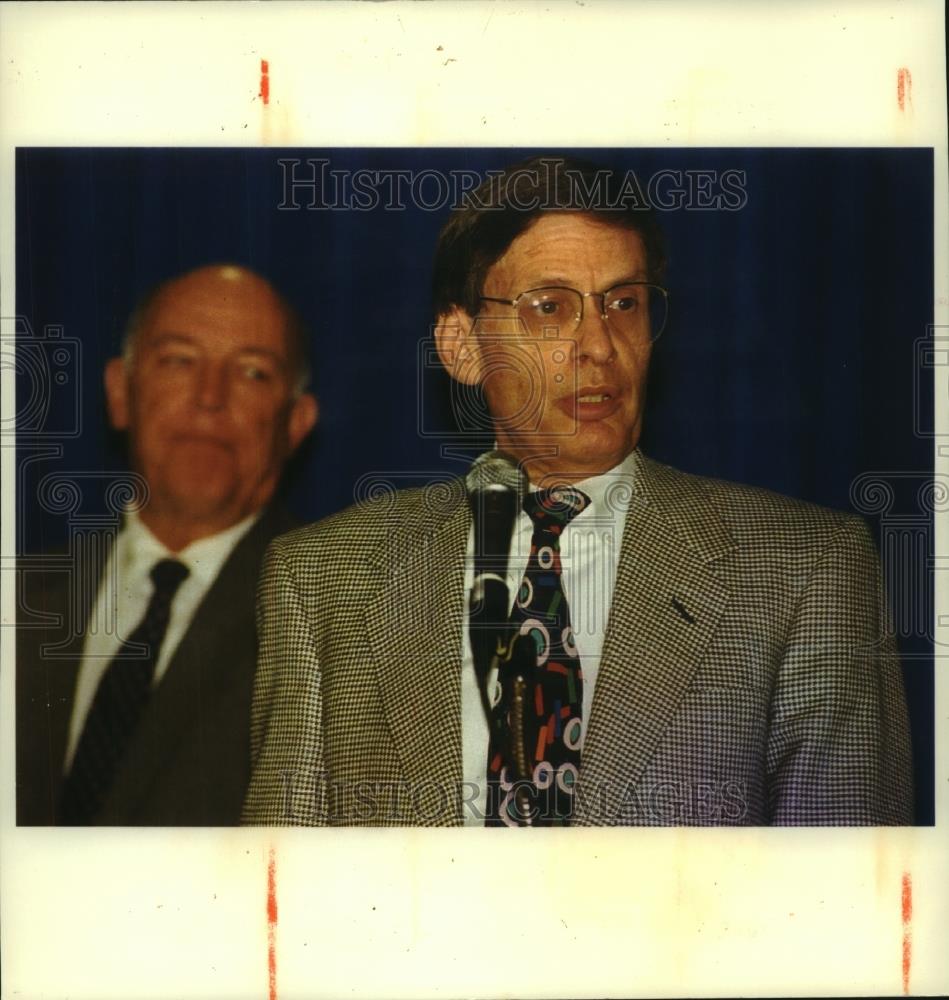 1992 Press Photo Bud Selig, Brewers President, speaks at microphone - mjc06914 - Historic Images