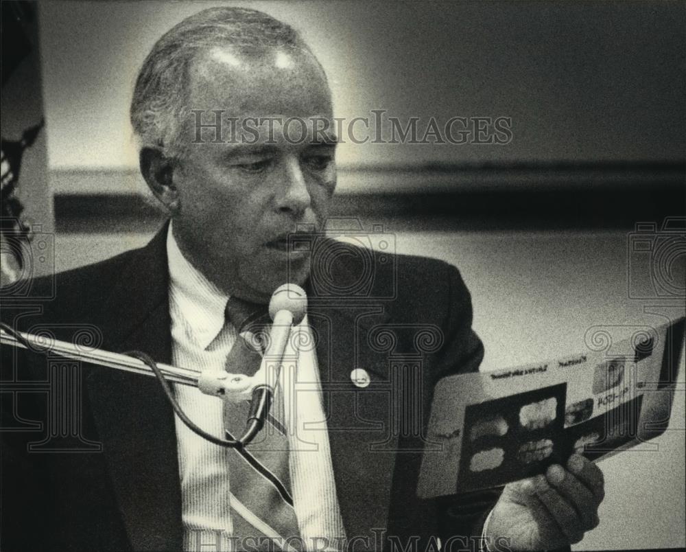 1992 Press Photo Dentist, Norman Sperber, looks at teeth x-ray - mjc06916 - Historic Images