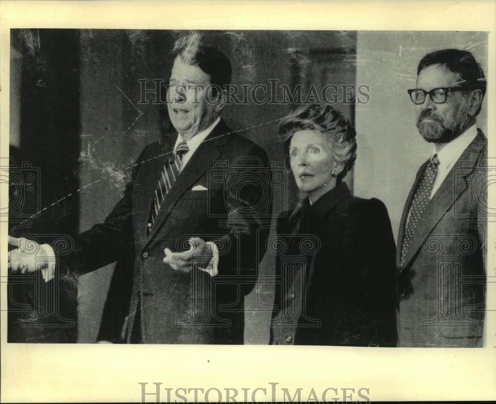 1986 Press Photo President Reagan &amp; freed hostage David Jacobsen Washington - Historic Images