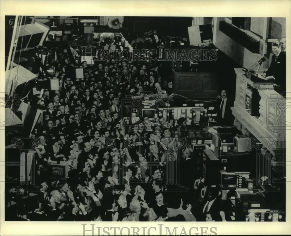 1985 Press Photo President Ronald Reagan speaking at the New York Stock Exchange - Historic Images