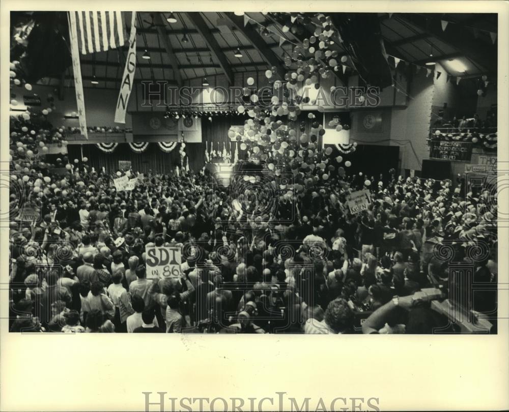 1986 Press Photo Balloons fall after Pres.Reagan&#39;s speech on his Wisconsin visit - Historic Images