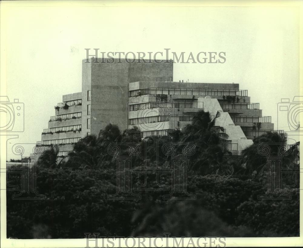 1981 Press Photo Outside of Cancun Sheraton Hotel, Heads of State Summit - Historic Images