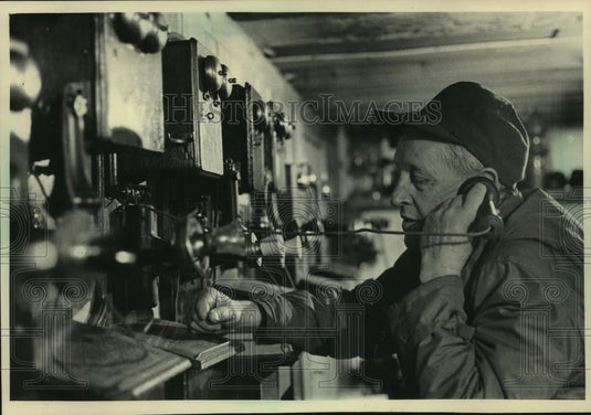 1983 Press Photo Bob Prosser with his antique telephone collection Wisconsin - Historic Images