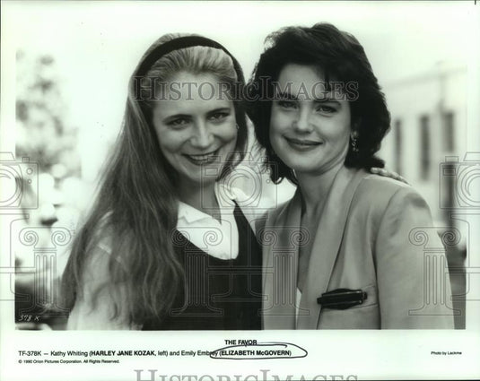 1990 Press Photo Harley Jane Kozak and Elizabeth McGovern in "The favor" - Historic Images
