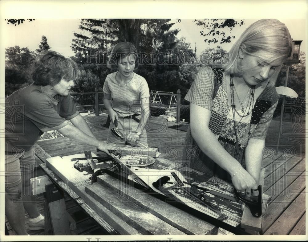 1994 Press Photo Jane Perkins, Glendale, teaches teens how to use basic tools. - Historic Images