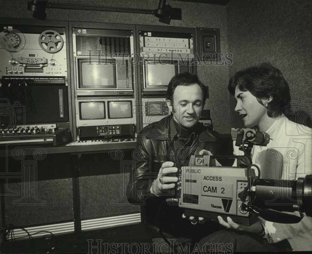 1982 Press Photo Mary Shanahan and John Kelly talk cable community access - Historic Images