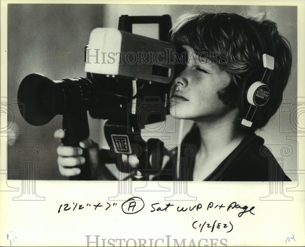 1982 Press Photo Glen Zwig operates camera on KIDS-4 cable television news show - Historic Images