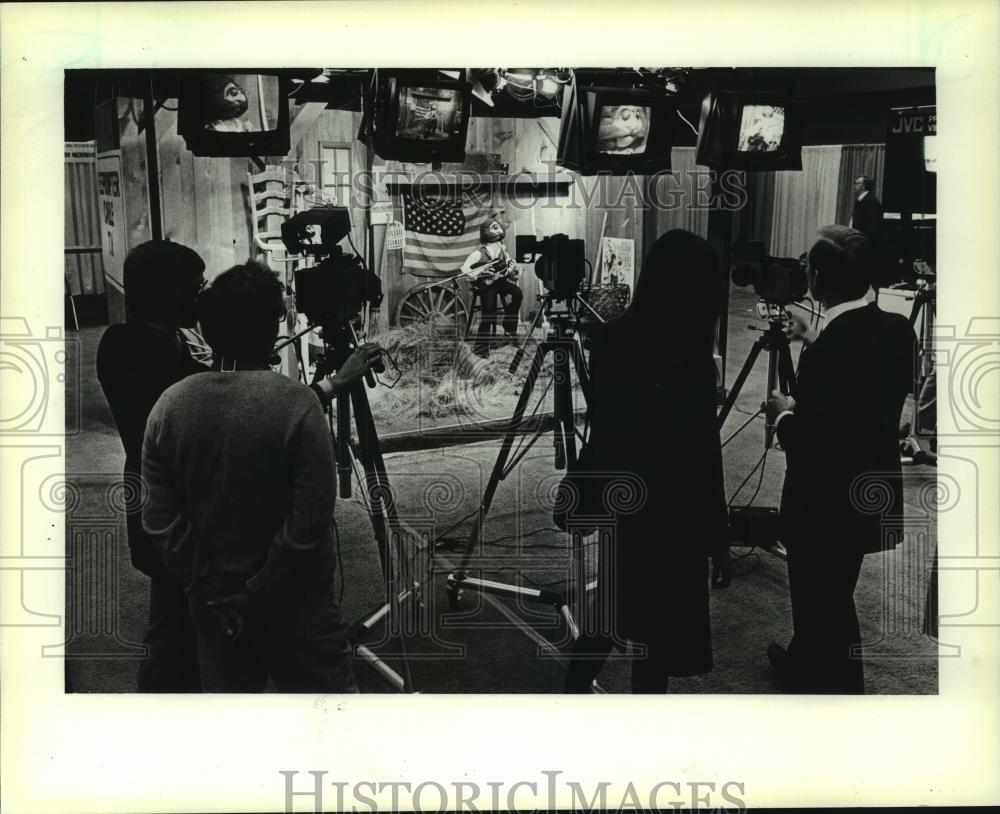 1981 Press Photo Visitors view mock television studio, Milwaukee&#39;s Cable Expo - Historic Images