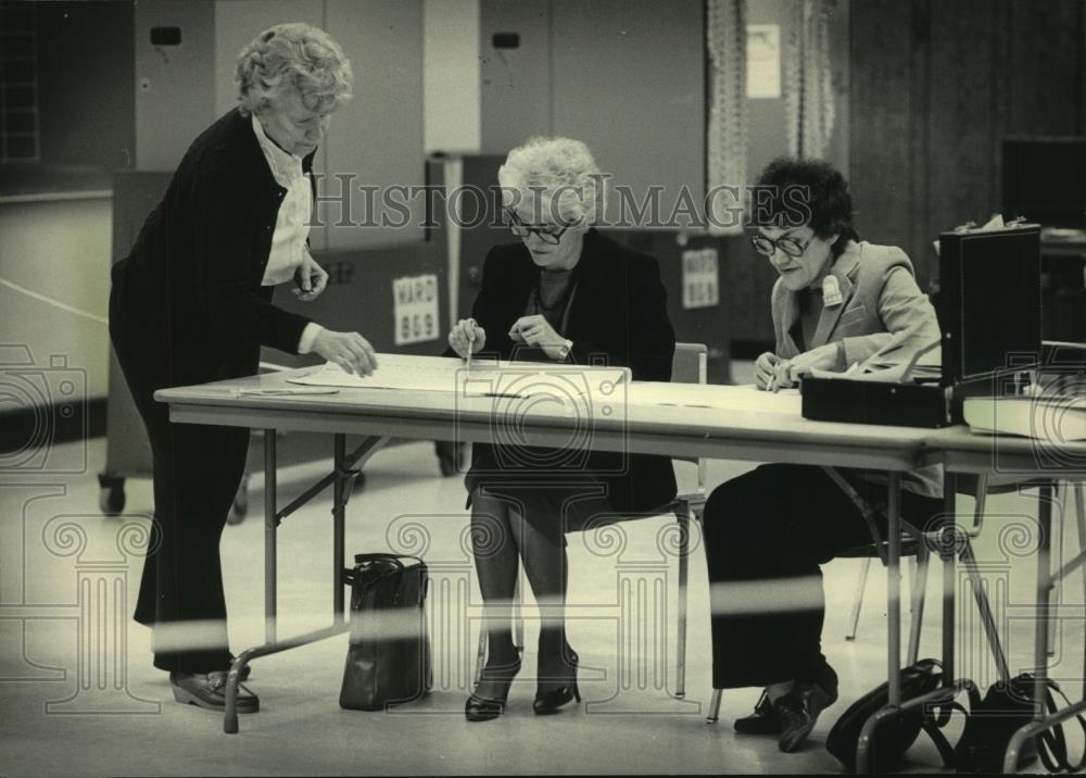 1985 Press Photo Poll workers in action at election Menomonee Falls - mjc07167 - Historic Images