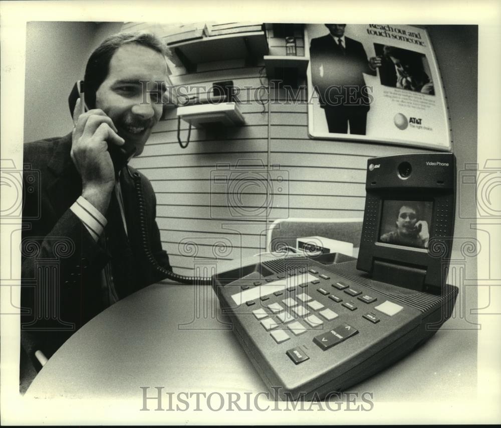 1993 Press Photo Manager Michael Greeley Checks in With Colleague Via Videophone - Historic Images