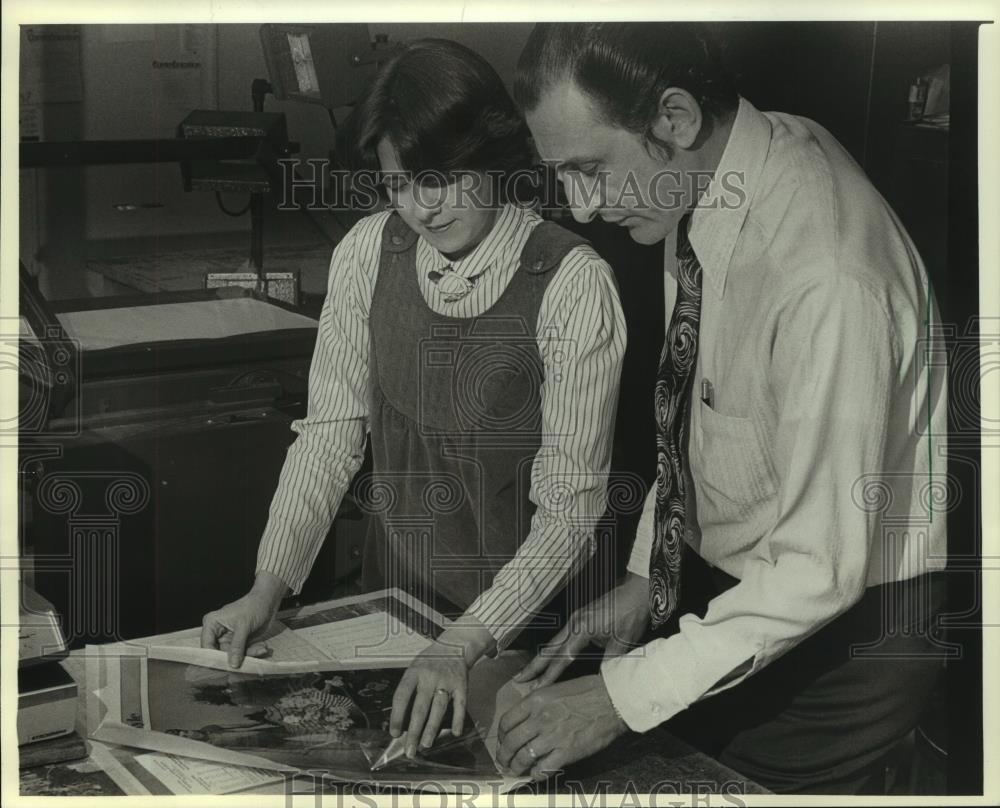 1982 Press Photo Editor Barbara Strain Consults With Gary Schell About Cover - Historic Images