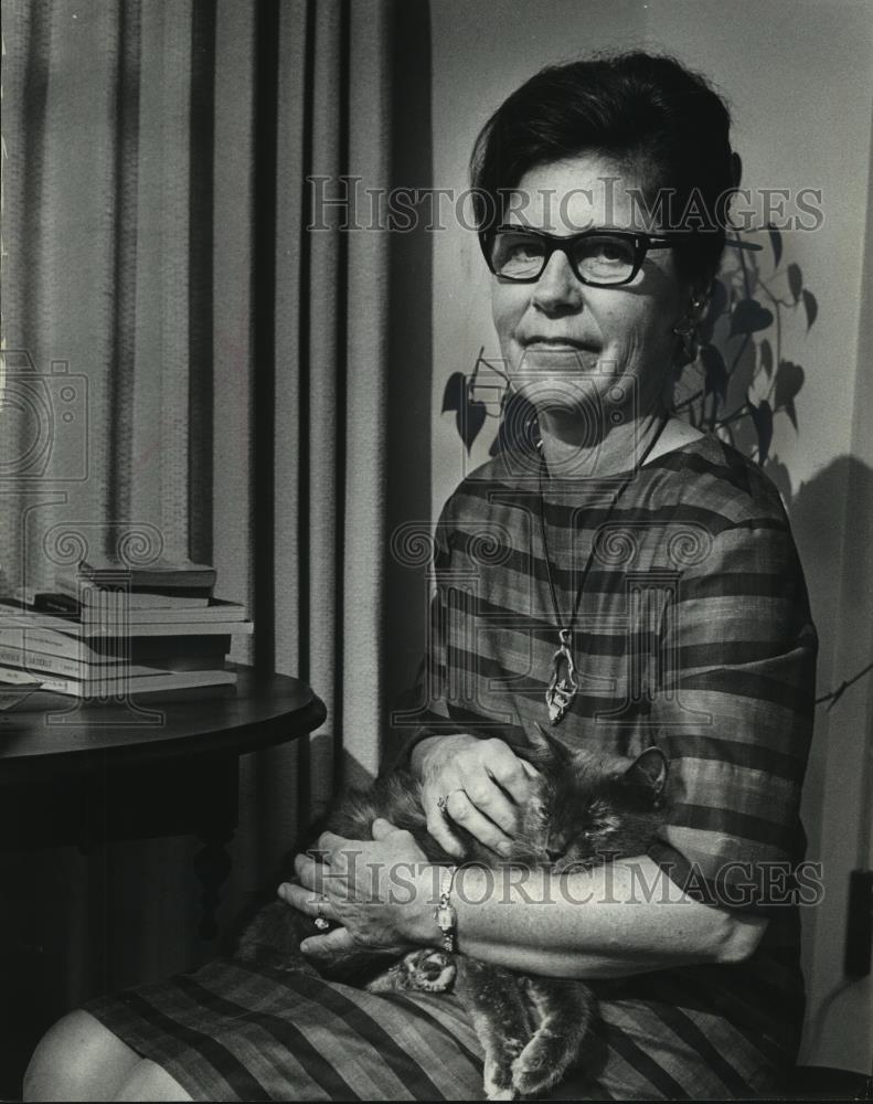 1987 Press Photo Mrs. William H. Sevell Sits While Holding One of Her Son&#39;s Cat - Historic Images