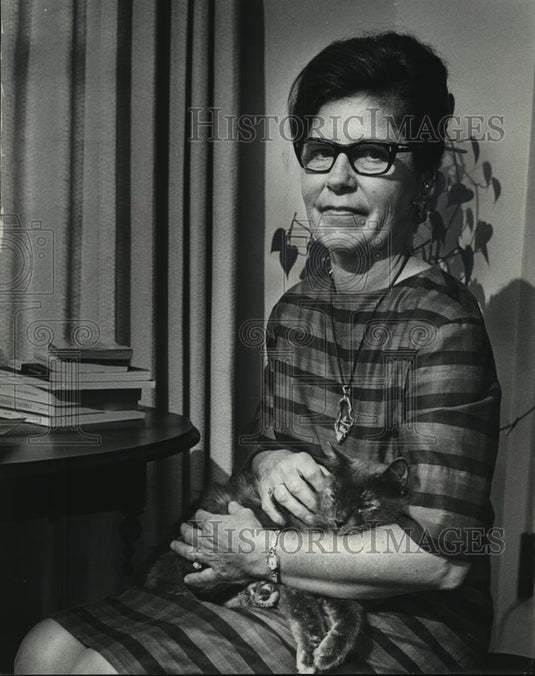 1987 Press Photo Mrs. William H. Sevell Sits While Holding One of Her Son's Cat - Historic Images