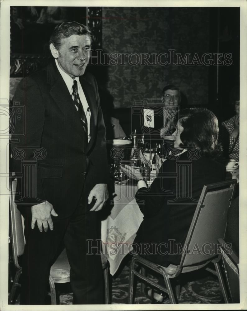 1976 Press Photo Karen L. Lamb Applaudes Mayor Henry Maier at Gridiron Dinner - Historic Images