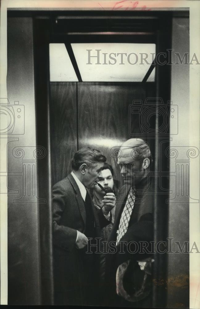 1978 Press Photo Mayor Maier and others left courthouse, public employee strike - Historic Images