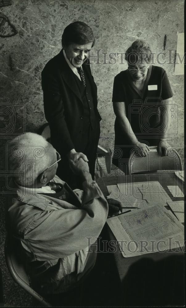 1980 Press Photo Mayor Henry W. Maier and others - mjc07218 - Historic Images