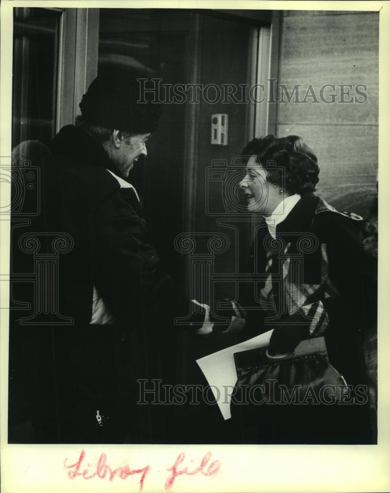 1980 Press Photo Henry W. Maier and others in front of Journal building - Historic Images