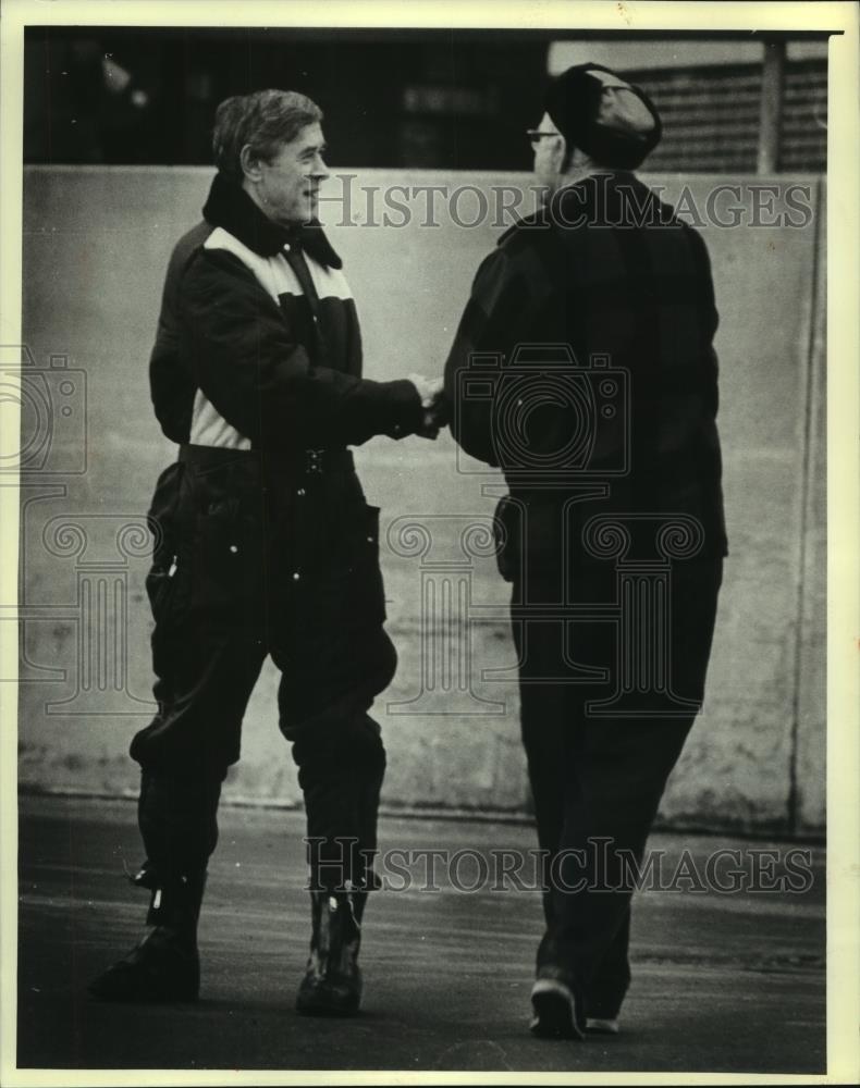 1980 Press Photo Mayor Maier greets workers at morning shift change A.O. Smith - Historic Images