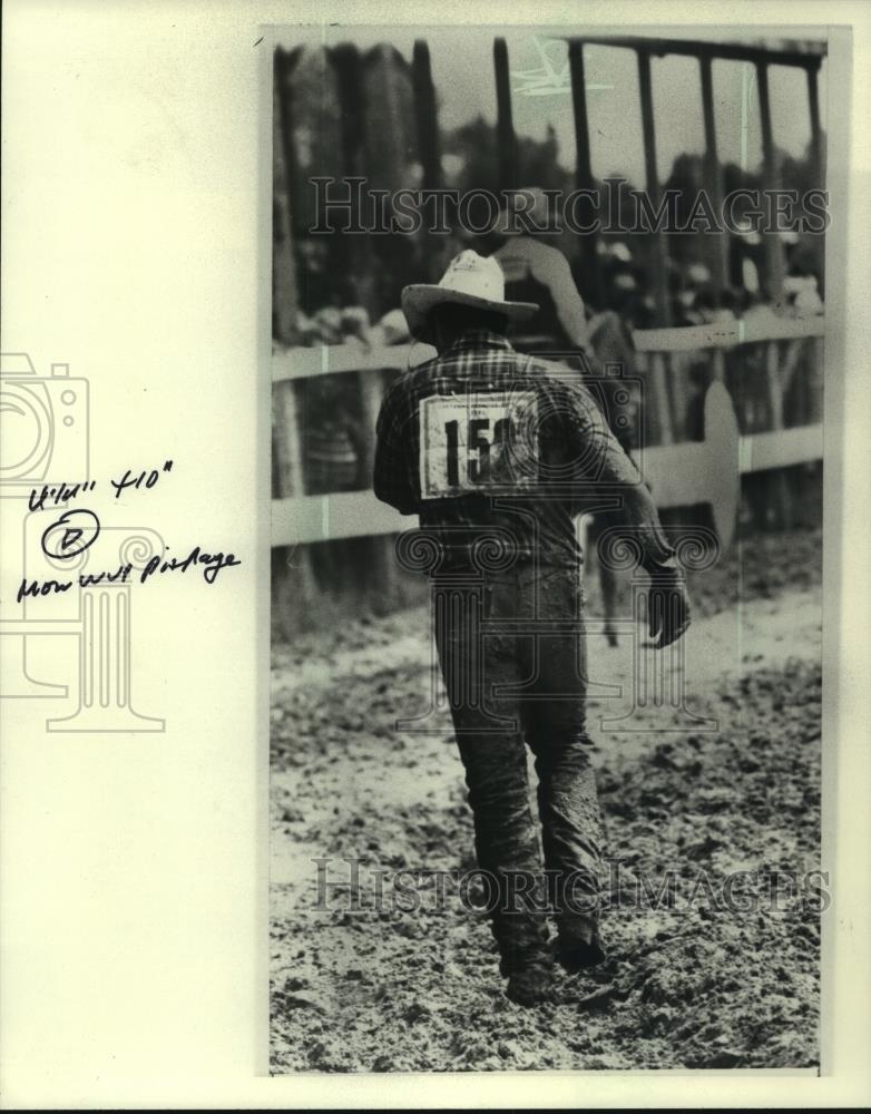 1982 Press Photo U.S. Rodeo Rider Takes Tumble In Rainy Mud - mjc07275 - Historic Images