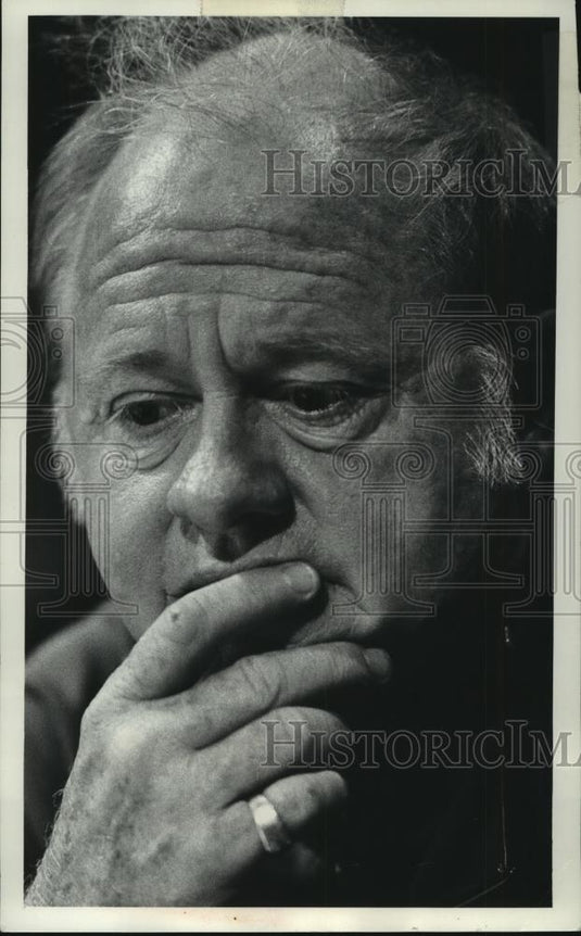 1977 Press Photo Mickey Rooney, Interviewed At Pellmann Theater - mjc07281 - Historic Images