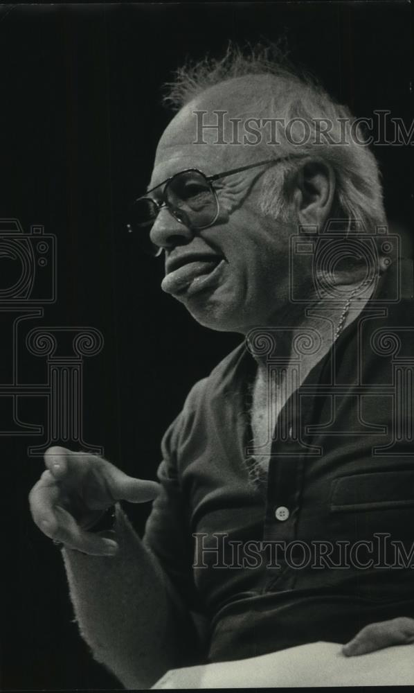 1977 Press Photo Mickey Rooney At Theater - mjc07284 - Historic Images