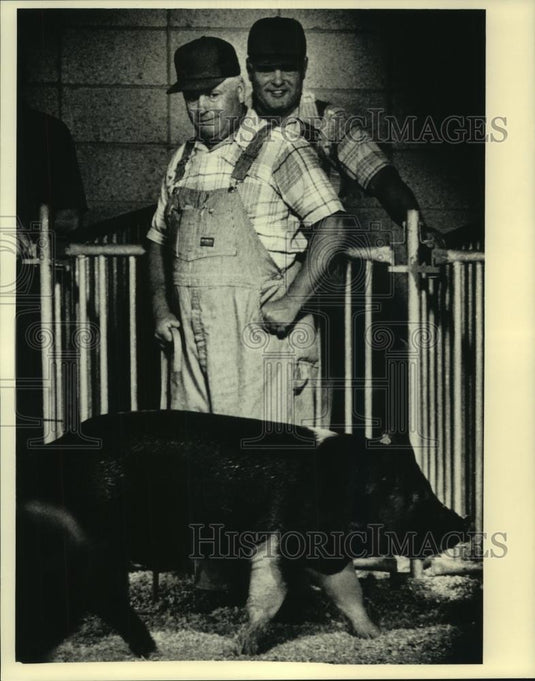 1987 Press Photo Twins Dale and Dean Krull of Jefferson County near Lake Mills - Historic Images