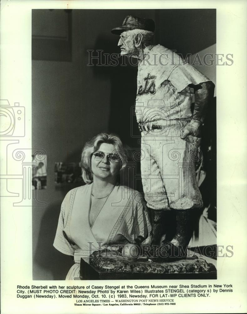 1983 Press Photo Rhoda Sherbell with her sculpture of Casey Stengel in New York - Historic Images