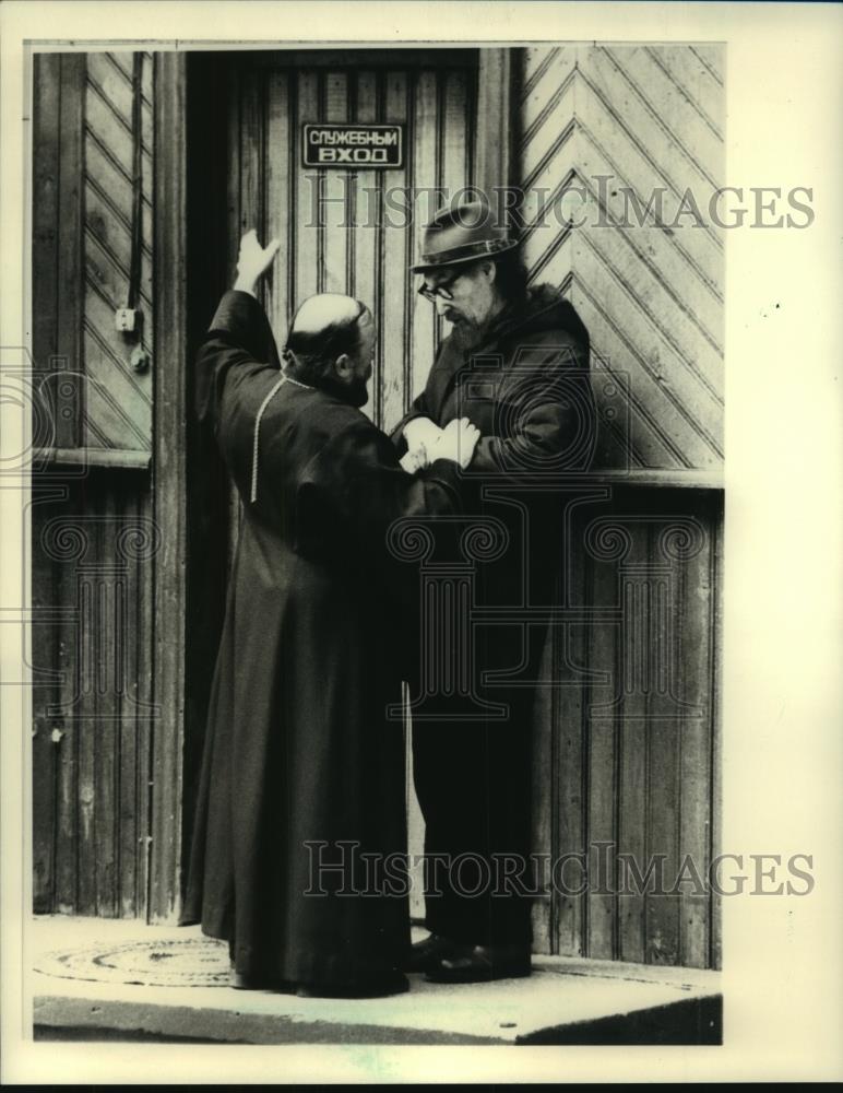 1985 Press Photo a clergyman offered some advice to a passer-by in Russia - Historic Images