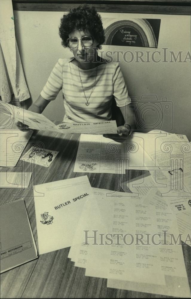 1983 Press Photo Sue Sohn working on newspaper, Butler Wisconsin - mjc07359 - Historic Images