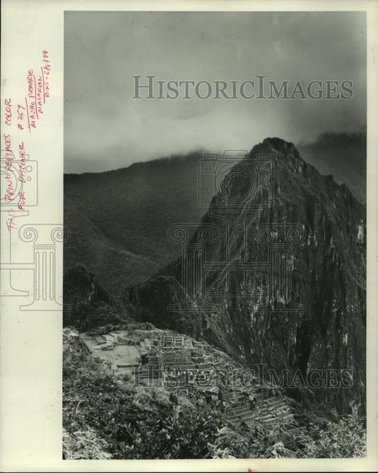 1979 Press Photo The Andes soar above the ruins of the Inca city of Machu Picchu - Historic Images