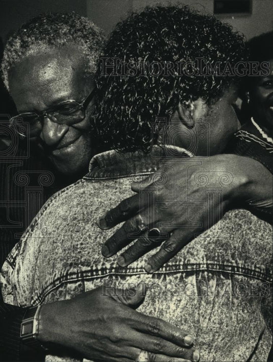 1988 Press Photo Desmond Tutu greeted well-wishers at church Wisconsin - Historic Images