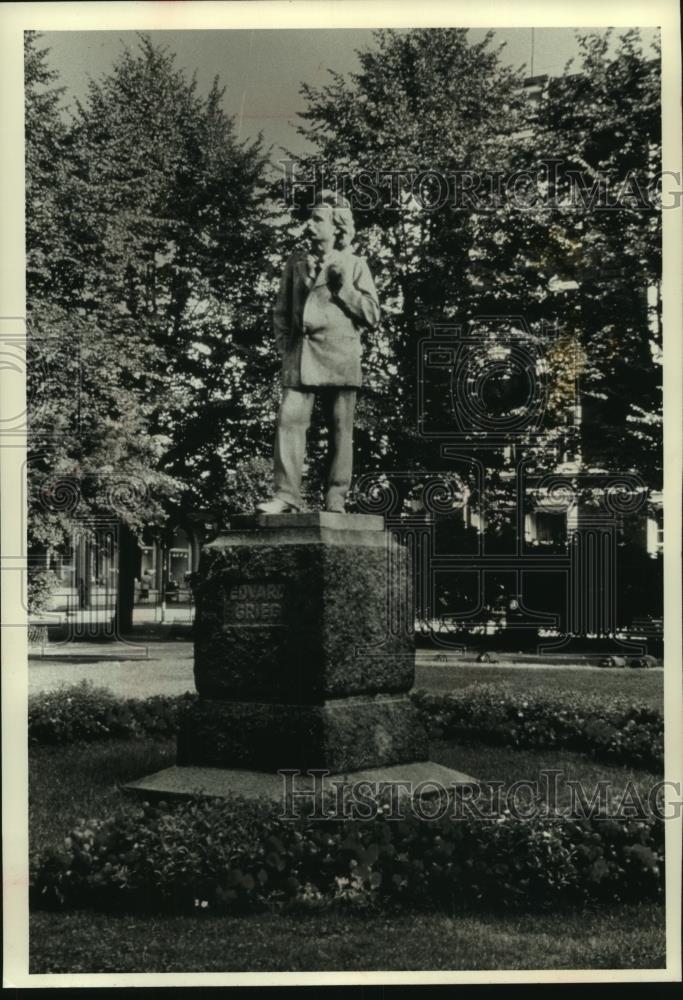 1993 Press Photo Statue of composer Edvard Grieg in Bergen Norway - mjc07393 - Historic Images
