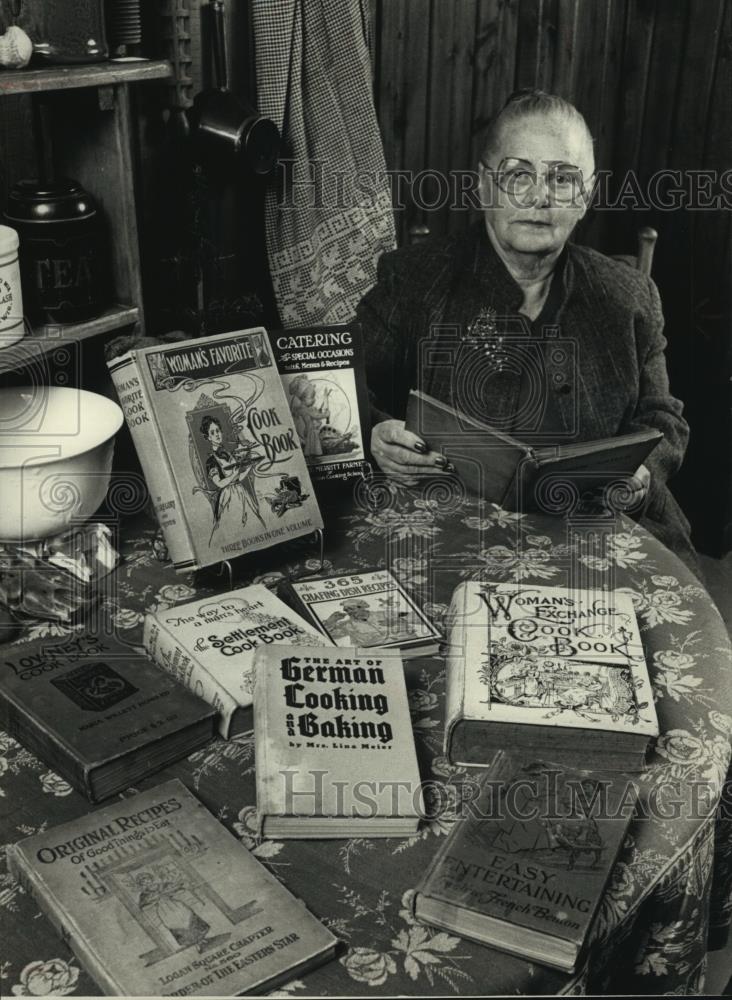 1988 Press Photo Mildred Robinson, Clinton to display antique cookbooks - Historic Images