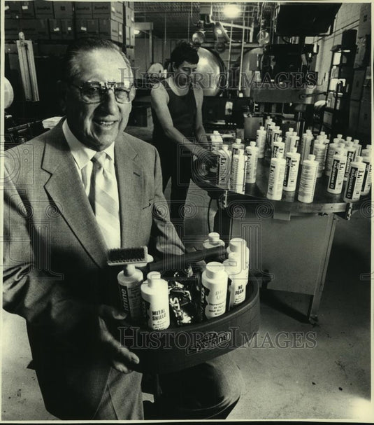 1988 Press Photo Donald Seymour, founder of Applied Biochemists in Mequon - Historic Images