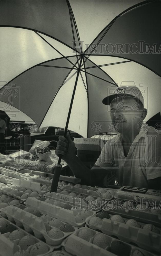 1987 Press Photo Frank Lewkowski peddled golf balls at the Seven Mile Fair - Historic Images