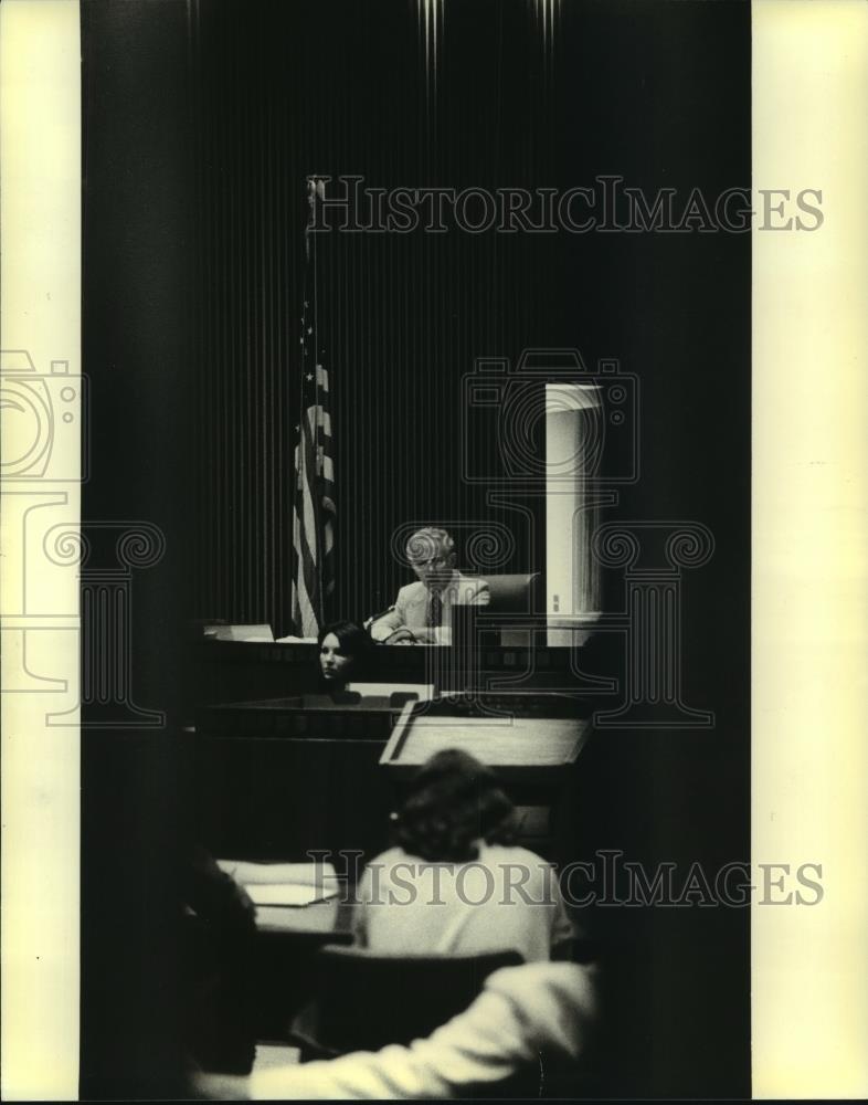 1979 Press Photo Judge Christ Seraphim and others in Milwaukee family court - Historic Images