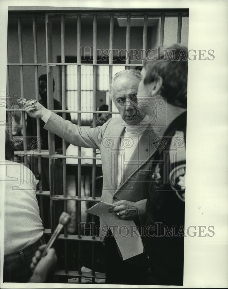 1979 Press Photo Judge Christ Seraphim and others touring county jail - Historic Images