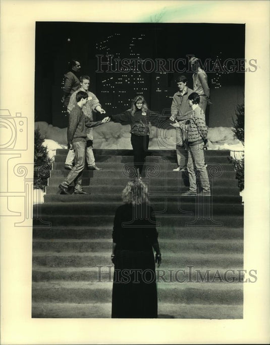 1987 Press Photo Young people rehearse, Milwaukee's Service Club debutante ball - Historic Images