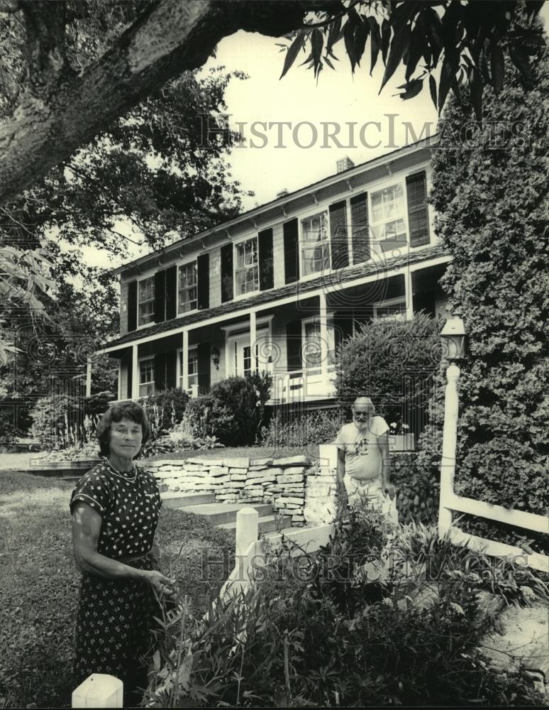 1984 Press Photo Elaine and Harvey Taylor at their Wisconsin home - mjc07535 - Historic Images