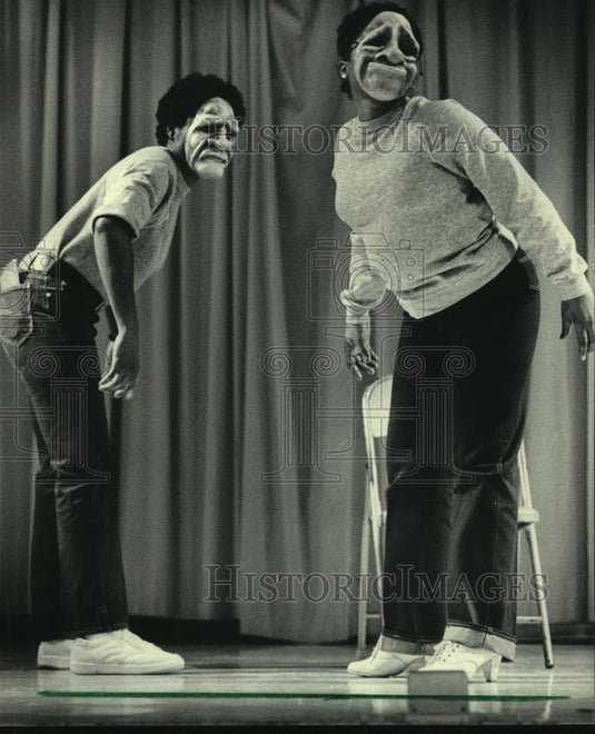 1985 Press Photo Two inmates perform at Taycheedah Correctional Institution - Historic Images